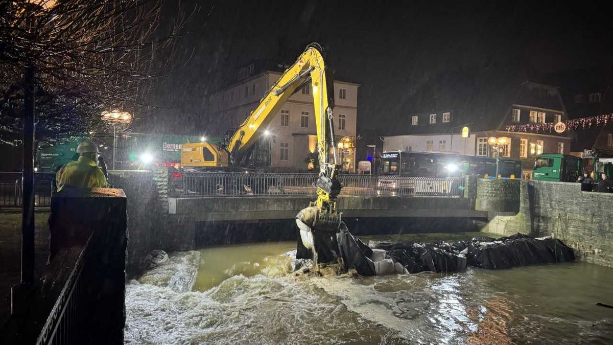 Die Barriere für die Baustelle am Stiftswehr wurde unkonventionell entfernt. Foto: Höer