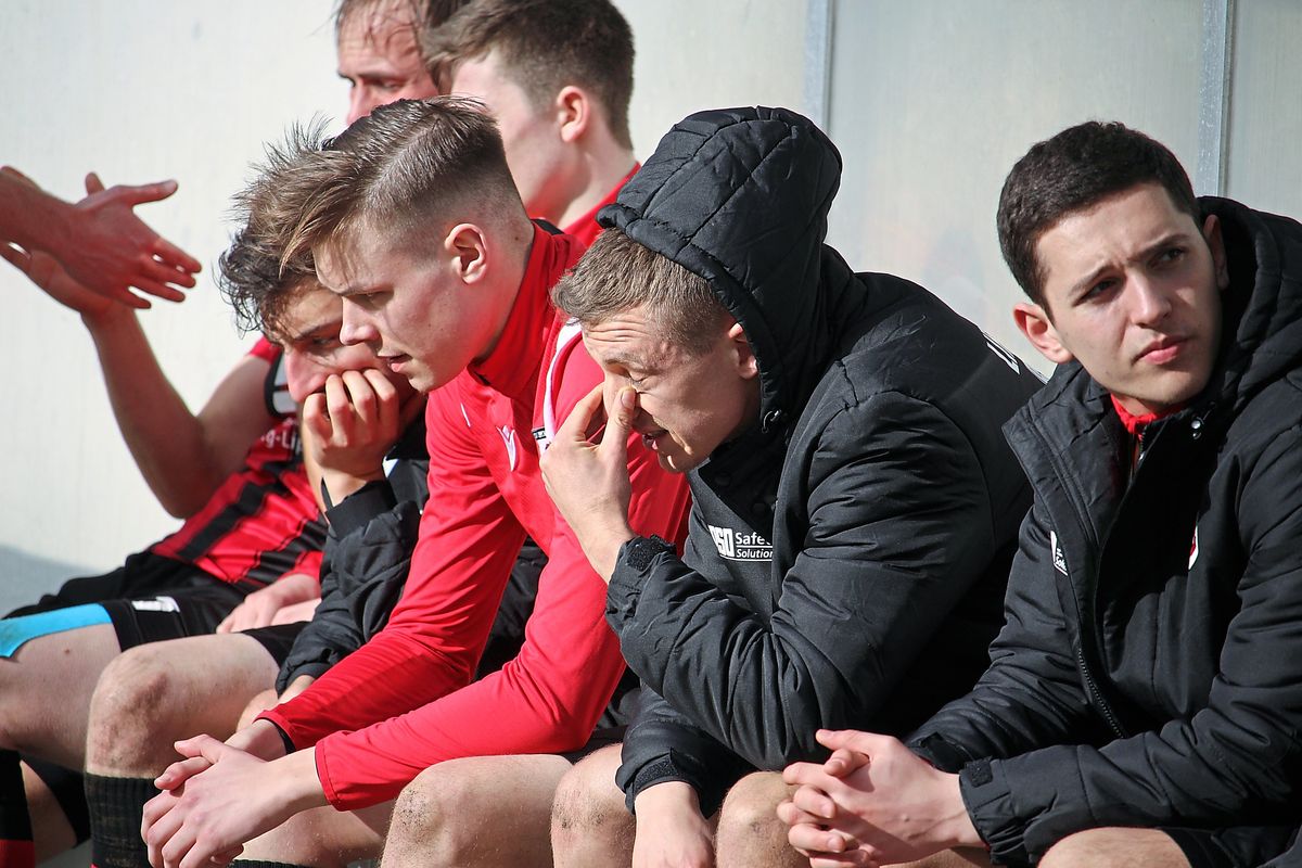 Gefrustet, aber nicht grämen müssen sich die Spieler des SV Lippstadt für ihre Leistung bei der 0:3-Heimniederlage gegen Düsseldorf. Denn die war über weite Strecken richtig gut. Fotos: Heinke