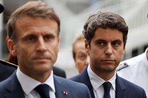 Große Haushaltslöcher setzen die Regierung von Macron (l) unter Druck - Attal (r) arbeitet an unpopulären kurzfristigen Sparmaßnahmen. - Foto: Ludovic Marin/POOL AFP/AP/dpa