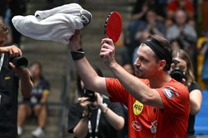 Abschied vom Tischtennis: Timo Boll nach dem letzten Spiel seiner Karriere. - Foto: Arne Dedert/dpa