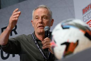 Ex-Bundesliga-Trainer Christian Streich mit einem Plädoyer für Nachwuchsfußballer. - Foto: Hendrik Schmidt/dpa