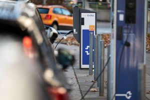Fast jede zweite Kommune in Deutschland bietet keine öffentlich zugänglichen Ladestationen für E-Autos. (Symbolbild) - Foto: Marijan Murat/dpa