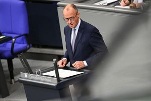 Bundeskanzler Friedrich Merz (CDU) äußert sich in seiner Regierungserklärung im Bundestag gleich zu Beginn zum in Ägypten unterzeichneten Gaza-Friedensplan von US-Präsident Donald Trump. - Foto: Niklas Graeber/dpa