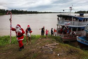 Brasilien: Weihnachtsmann überrascht Kinder in Flussgemeinde Careiro da Varzea - Foto: Edmar Barros/AP/dpa