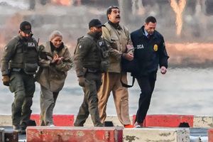 Umgeben von schwer bewaffneten Sicherheitskräften treffen der gefangen genommene venezolanische Präsident Nicolas Maduro (2.v.r) und seine Frau Cilia Flores (2.v.l) am Wall Street Heliport im New Yorker Stadtbezirk Manhattan ein. - Foto: Kyle Mazza-Cnp/Zuma Press/dpa