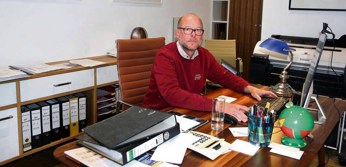 An seinem Schreibtisch verbringt der Lippstädter Tischlermeister nach eigenem Dafürhalten zu viel Zeit. Foto: Schwade