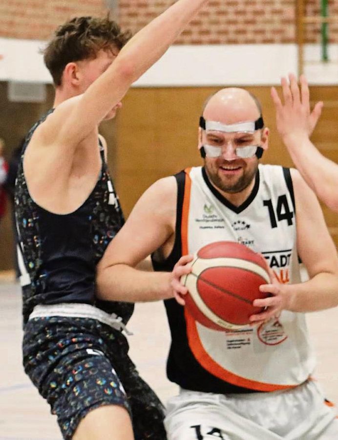 Traf im ersten Viertel drei wichtige Dreier, die seine Mannschaft im Spiel hielten: Jan-Niclas Schwade (weißes Trikot) war am Ende zweitbester LTV-Punktesammler. Foto: Feichtinger