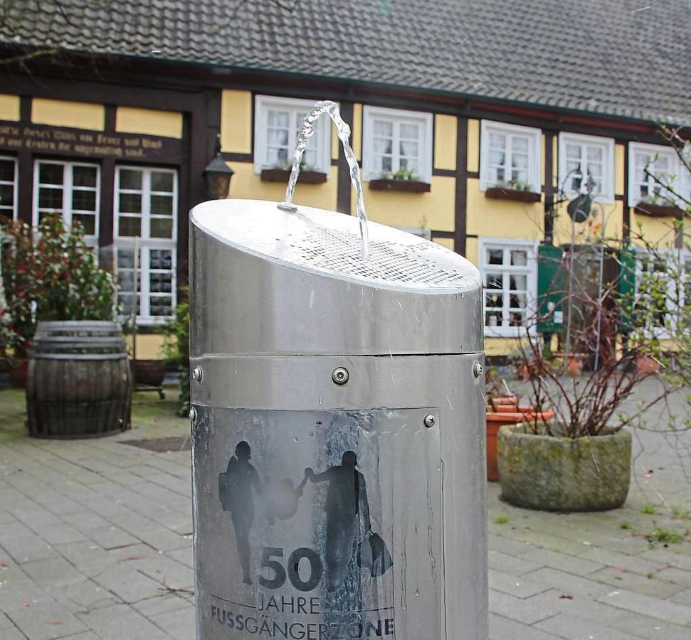 Der jüngste Neuzugang unter den Trinkwasserspendern in der Lippstädter Innenstadt steht seit letztem Spätsommer vor Hülsemanns Schänke am Bernhardbrunnen. Foto: Puls