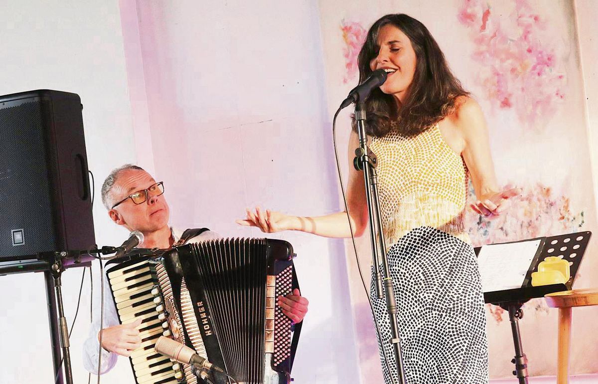Das Duo Amoroso: Andreas Hermeyer und Annette Hartwig bei ihrem Konzert im Atelier T8. Foto: Heier