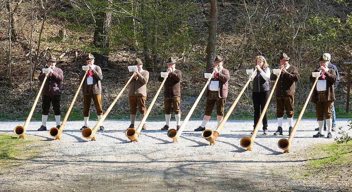 Am Bibersee treffen sich die Alphornisten am Samstag, 27. April, und am Sonntag, 28. April, jeweils um 14 Uhr für ein gemeinsames Konzert. Ansonsten spielen sie das Wochenende über frei im Bibertal verteilt. Foto: Kloer