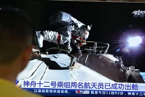 Ein Mann verfolgt vor dem Fernseher die Live-Übertragung eines Außeneinsatzes an der Raumstation «Tiangong» (Archivbild). - Foto: Sheldon cooper/SOPA Images via ZUMA Wire/dpa