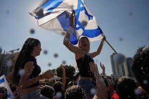 Menschen in Israel feiern die Rückkehr der Geiseln. - Foto: Francisco Seco/AP/dpa