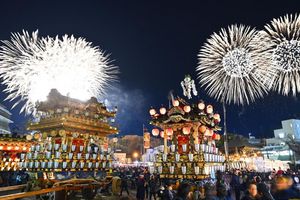 Feuerwerkskörper explodieren beim Chichibu-Nachtfest in der Präfektur Saitama im Osten Japans. - Foto: Uncredited/kyodo/dpa