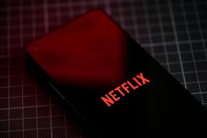 Von Netflix kommt künftig mehr Videomaterial im Vertikal-Format. (Archivbild) - Foto: Fabian Sommer/dpa
