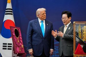 Trump und Südkoreas Präsident Lee waren sich voriges Jahr einig geworden in Sachen Zölle. (Archivbild) - Foto: Mark Schiefelbein/AP/dpa