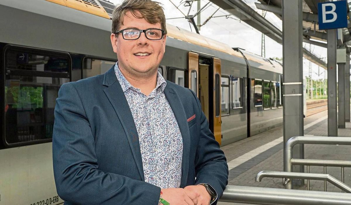 Als Pendler mit der Bahn hat Landratskandidat Dr. Bastian Weber einige unliebsame Erfahrungen gemacht. Die Themen Mobilität und Nahverkehr sind ihm daher wichtig, dafür steht beispielhaft der Soester Bahnhof als Knotenpunkt. Fotos: Dahm