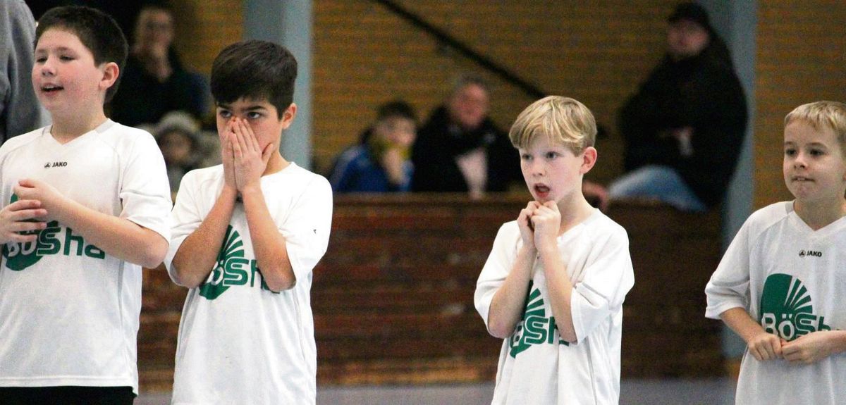 Mitfiebern werden auch die Spieler der E-Jugend des TSV Rüthen, wenn es unter dem Hallendach ans Eingemachte geht. In Geseke wird der neue Hallenkreismeister in dieser Altersklasse ermittelt. Parallel dazu spielen die C-Junioren des Kreises in der Jahnsporthalle in Lippstadt. Foto: Heinke