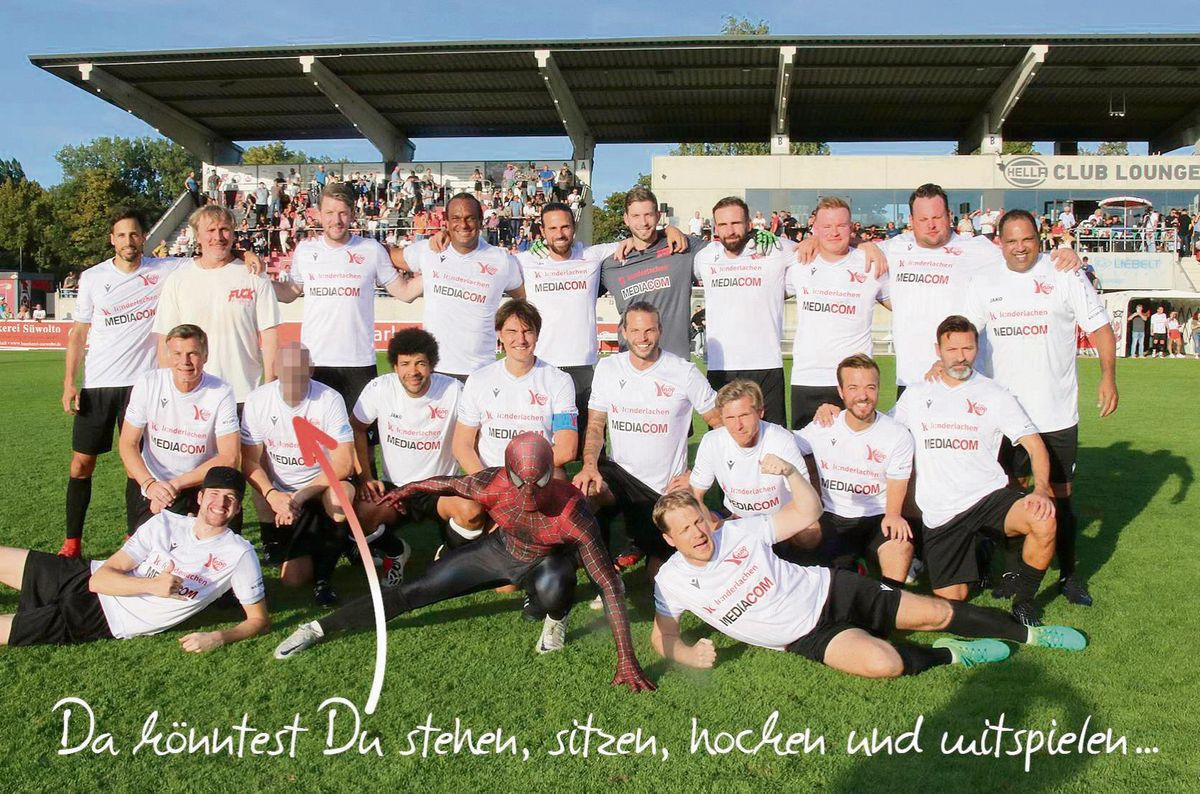 Das war das Team Kinderlachen Stars & Friends von Kapitän Matze Knop vor einem Jahr. Am Montag, 2. September, gibt es eine Neuauflage des Benefizspiels Deutschland gegen Italien mit vielen Promis. Und das Beste: Der Patriot vergibt eine Wildcard für das Match: Sie können also mittendrin sein, mit Welt-, Europameistern und bekannten Schauspielern Doppelpass spielen. Voraussetzung ist ein kurzes Bewerbungsinterview mit Ihren Ballkünsten.