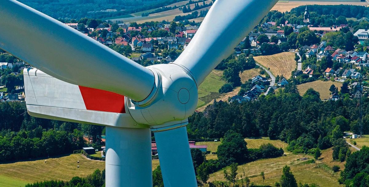 Die Windräder rund um die Bergstadt sind mittlerweile ein Dauerthema in Rüthen – wie zuletzt bei der Infoveranstaltung in Altenrüthen. Foto: Eickhoff
