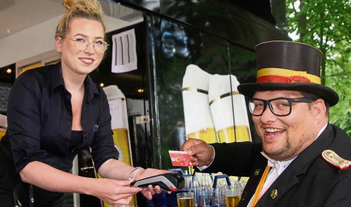 Bier nicht nur gegen Bares: Auf dem Lipperoder Schützenfest konnten Getränke erstmals mit Debit-Karte bezahlt werden – Tim Paradine hat das Angebot gerne genutzt. Fotos: Wissing