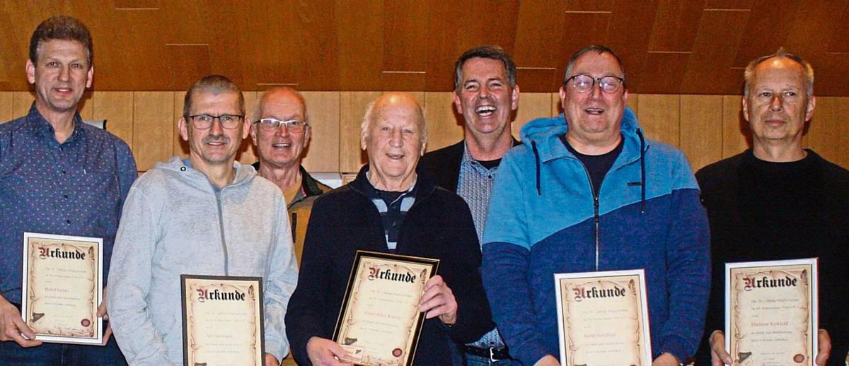 Bei der Jahreshauptversammlung des SV Schmerlecke ehrten der 1. Vorsitzende Frank Groß-Kleimann (3.v.r.) und Kassierer Albert Sprenger (3.v.l.) die langjährigen Mitglieder Bernd Göbel (50 Jahre), Jan Hartmann (25 Jahre), Franz-Josef Kleine (75 Jahre), Gerd Hansbuer (50 Jahre) und Dietmar Kohfeld (50 Jahre). Foto: Groener