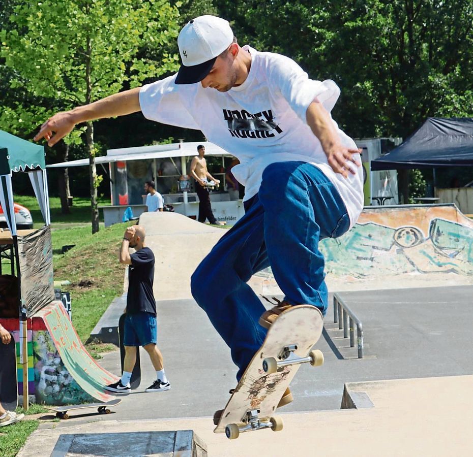 Skateboarder aus ganz Nordrhein-Westfalen zeigten beim Skatecontest in Lippstadt ihr Können. Dabei kämpften die Teilnehmer auch mit den heißen Temperaturen. Foto: Feichtinger