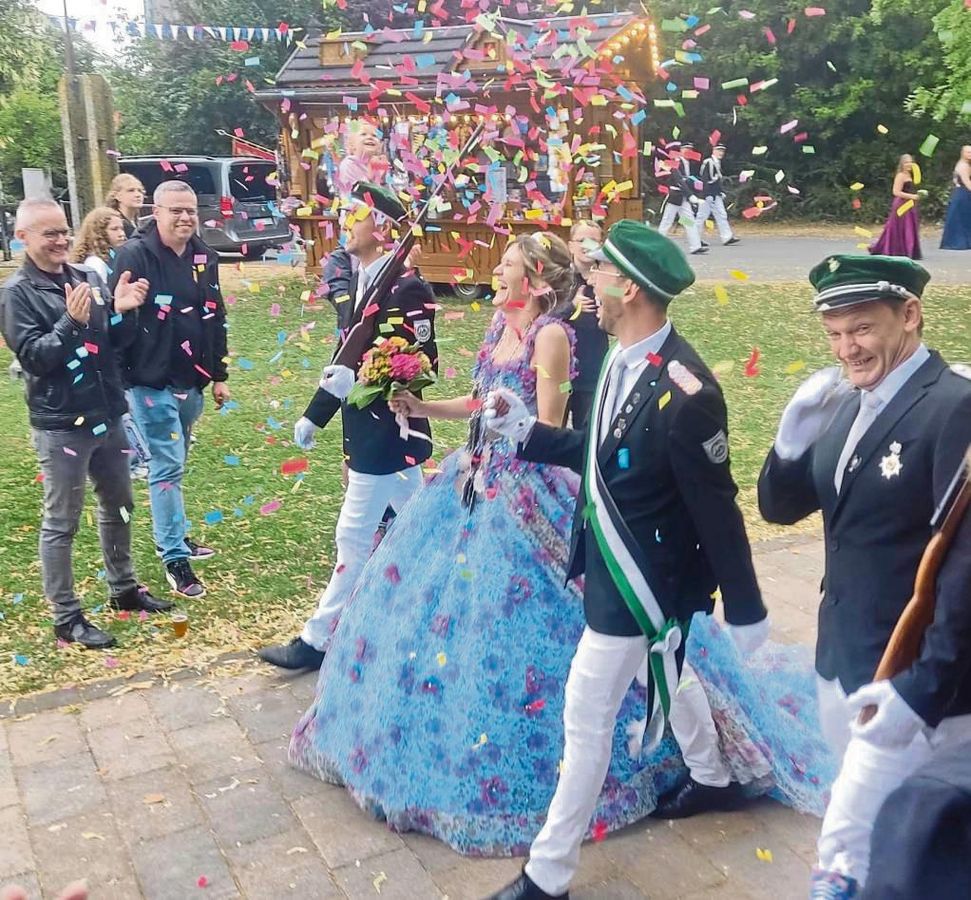 Vom Publikum umjubelt schritten Königin Carina Graf und ihr Prinzgemahl Lukas Blecke freudestrahlend durch den Konfetti-Regen in Langenstraße.