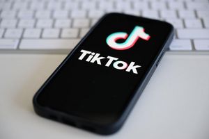 Tiktok droht eine Verbannung aus amerikanischen App Stores. - Foto: Robert Michael/dpa