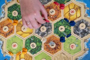 «Catan» wird weltweit und millionenfach gespielt. (Archivbild) - Foto: Marijan Murat/dpa