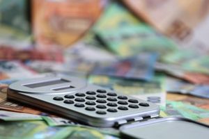 Ein Taschenrechner liegt auf verschiedenen Euro-Banknoten. (Symbolbild) - Foto: Karl-Josef Hildenbrand/dpa