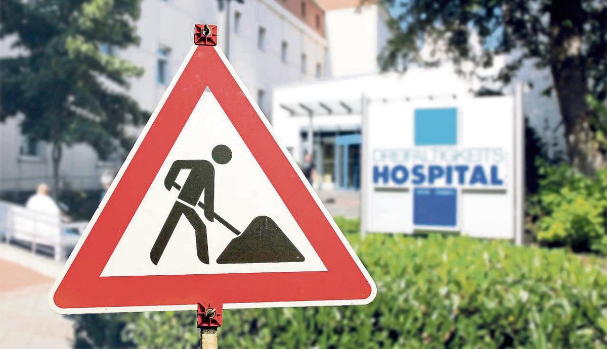Das Dreifaltigkeits-Hospital arbeitet nach dem Cyberangriff an der finanziellen Rettung (hier symbolisch ein Baustellenbild aus dem Jahr 2022). Helfen soll die Verlängerung der städtischen Bürgschaft, die der Rat zum Wohle der Fusion am Mittwochabend in einer Sondersitzung nach Informationen unserer Zeitung absegnen wird. Archivfoto: Dreifaltigkeits-Hospital