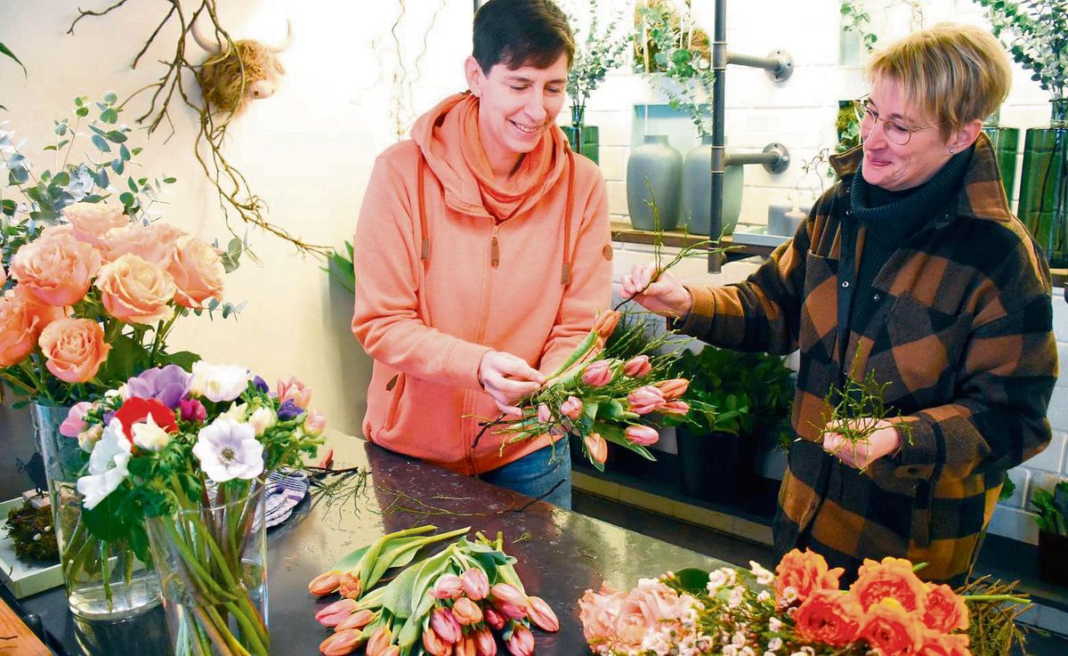 Beim Blumenbinden bewies Kathrin Schnittker (l.), hier mit Marion Harlinghausen, als Ein-Tages-Praktikantin schon ihr Geschick. Fotos (2): Giannakis