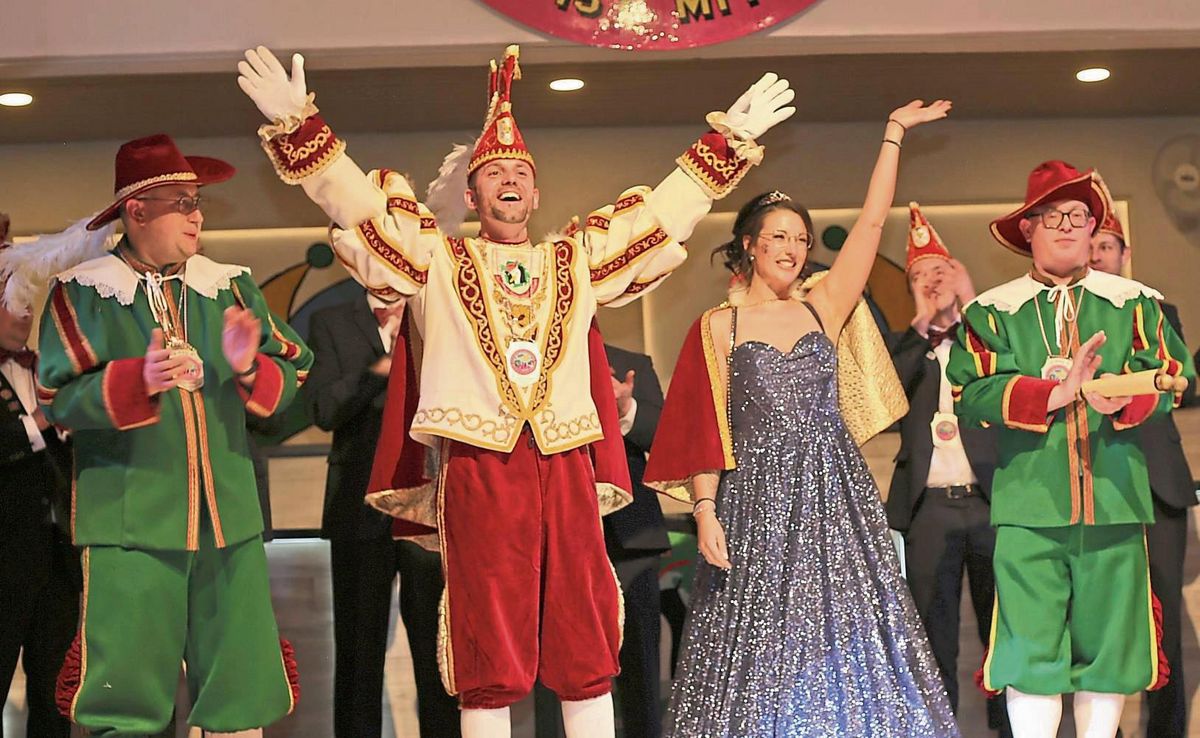 Premiere im Dreweraner Karneval: Erstmals regiert mit Julian und Janina Schiermeister ein Prinzenpaar mit Pagen. Fotos: Löseke