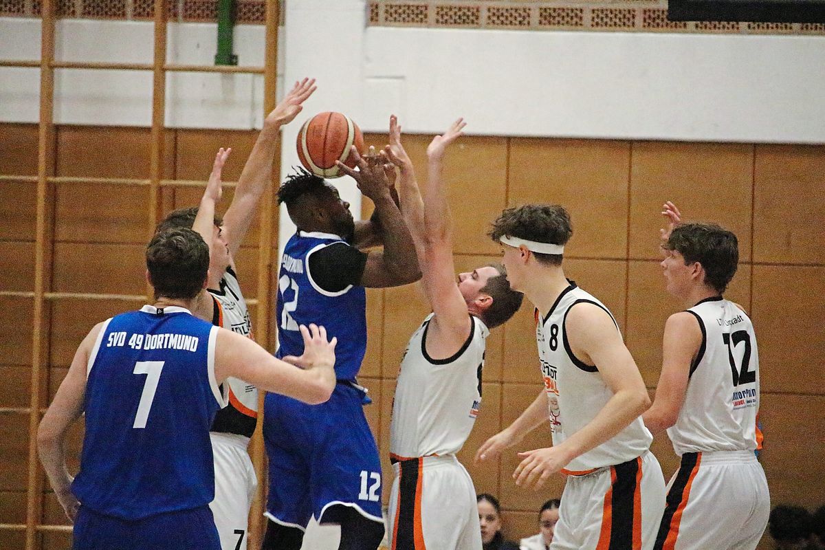 Obwohl beim LTV (in Weiß) längst nicht alles rund lief, stand für die Lippstädter Basketballer unterm Strich ein 63:55-Erfolg gegen Dortmund Barop II. Foto: Heinke