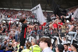 Frankfurter Ekstase: Arthur Theate bejubelt mit den Fans den Champions-League-Einzug. - Foto: Philipp von Ditfurth/dpa