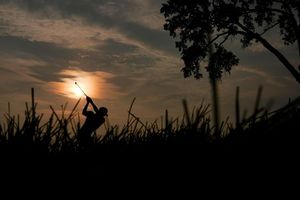 Golf kann so romantisch sein: Adam Schenk schlägt am 10. Loch im Gegenlicht der Sonne während der zweiten Runde des US Open Golfturniers in Oakmont im US-Staat Pennsylvania ab. - Foto: Carolyn Kaster/AP/dpa