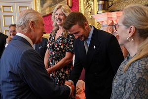 Der britische König Charles III (l) und David Beckham kennen sich seit Jahren persönlich. - Foto: Chris J. Ratcliffe/Pool Reuters/AP/dpa