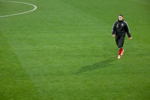 Florian Wirtz geht über den Trainigsplatz. - Foto: Christian Charisius/dpa