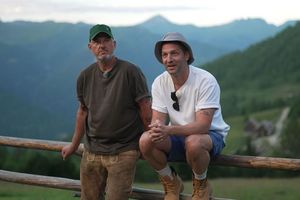 Die beiden TV-Köche sind ab Donnerstag (20.15 Uhr) in ihrem neuen Doku-Format «Rosin & Kumptner: Mission Mittendrin!» auf Kabel Eins zu sehen. - Foto: -/Joyn/dpa