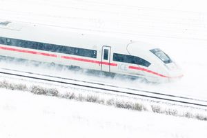  Eingefrorene Weichen waren zum Beispiel in Niedersachsen ein großes Problem. - Foto: Julian Stratenschulte/dpa