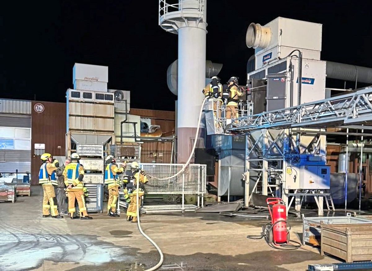 Einsatz am späten Abend: Die Feuerwehr Anröchte wurde zu einem Betrieb an der Völlinghauser Straße alarmiert. Foto: Feuerwehr Anröchte