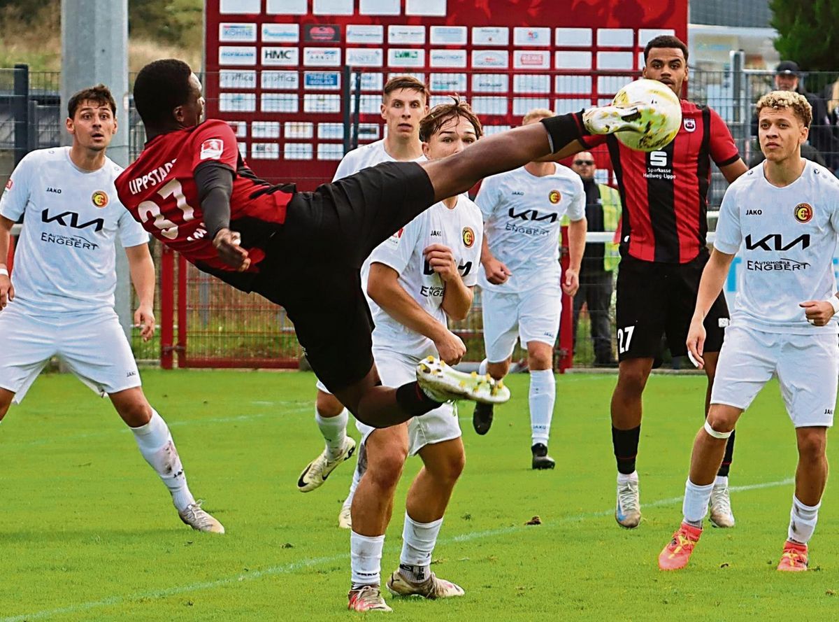 Der SV Lippstadt versuchte aus allen Lagen, hier liegt Joel Amadi quer in der Luft. Im Hintergrund beobachtete der zweifache Torschütze David Dören die artistische Aktion. Aber es nutzte nichts: Die Schwarz-Roten verloren ihr zweites Heimspiel in Folge, diesmal 2:3 gegen Erkenschwick. Fotos: Lütkehaus