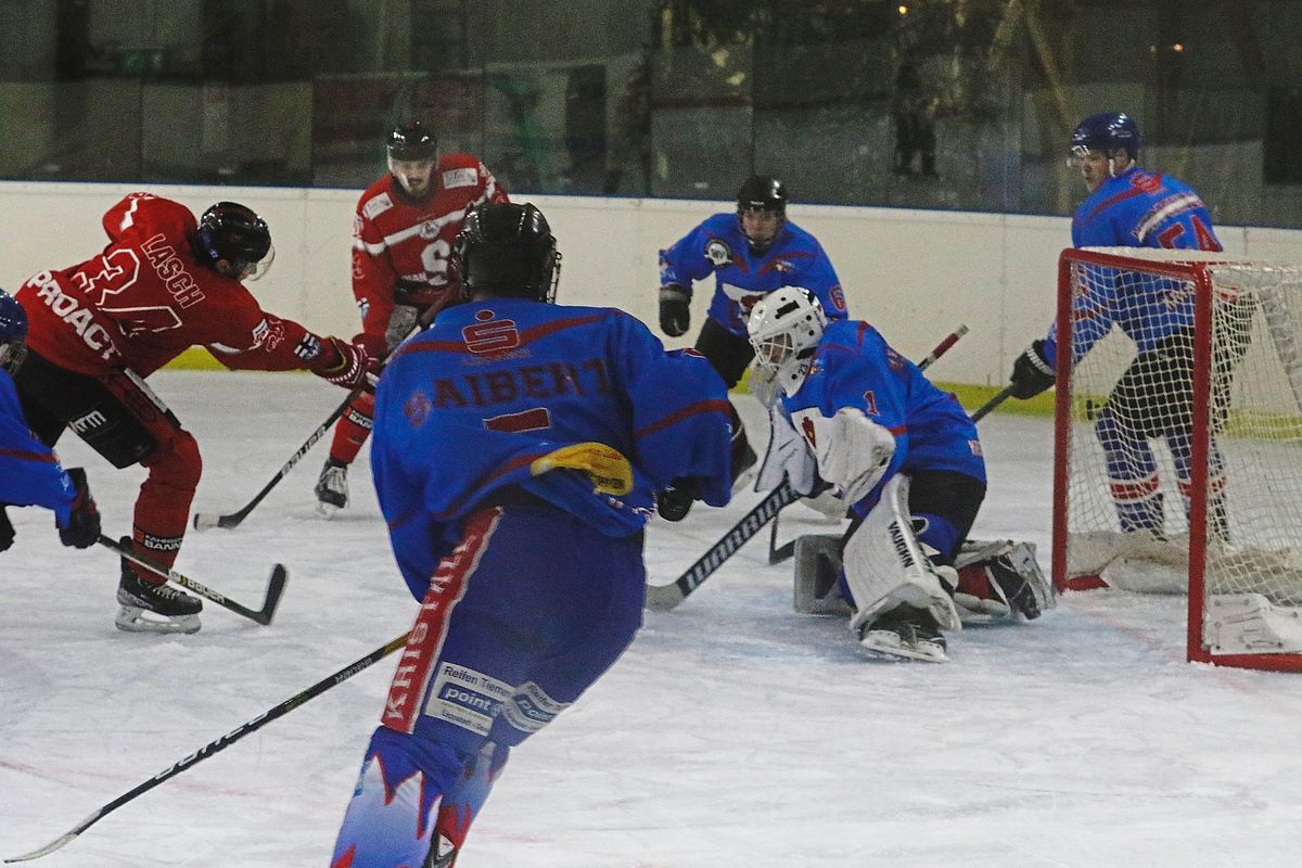 Kristall Lippstadt (in Blau) kassierte mit dem 3:8-bei der SpG Bieelfeld/Brackwede die siebte Niederlage in der Eishockey-Bezirksliga. Foto: Lütkehaus 