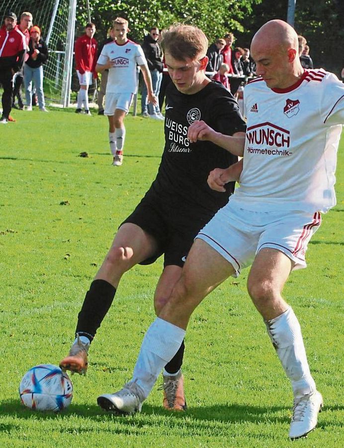 Die Teams aus Esbeck (in Schwarz) und Horn (weiß) sind im Abstiegskampf gefordert. Die Germanen reisen zum Derby nach Hörste, die Rot-Weißen empfangen Rüthen. Foto: Brand