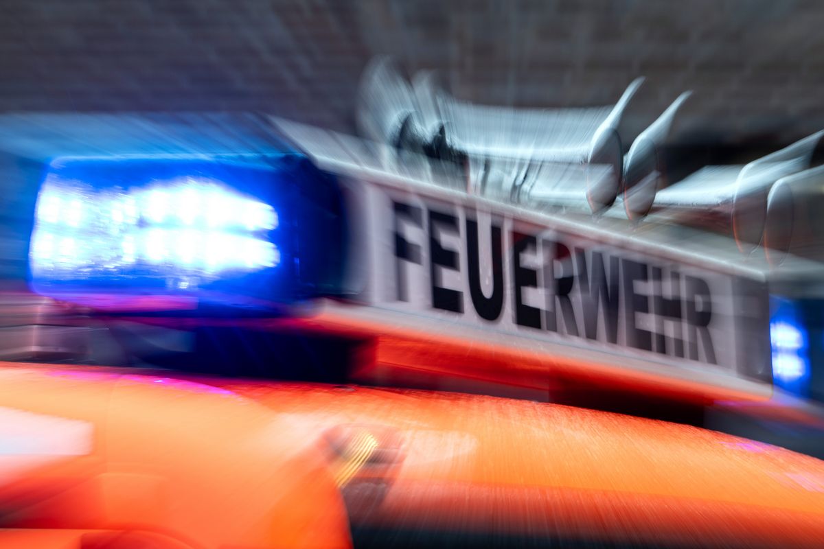 Mysteriöser Schaum auf der Lippe: Die Lippstädter Feuerwehr ist am Donnerstagmorgen in der City an die Lippe gerufen worden - musste aber nicht tätig werden. Das Landesamt für Natur, Umwelt und Verbraucherschutz hat die Regie übernommen - und untersucht derzeit Schaumproben. Symbolfoto: dpa