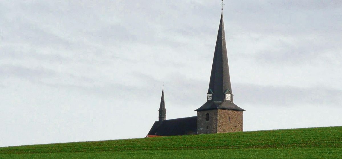 Passend zu den geschichtlichen Ausführungen rundeten Bilder von Kallenhardter Sehenswürdigkeiten den Vortrag ab.