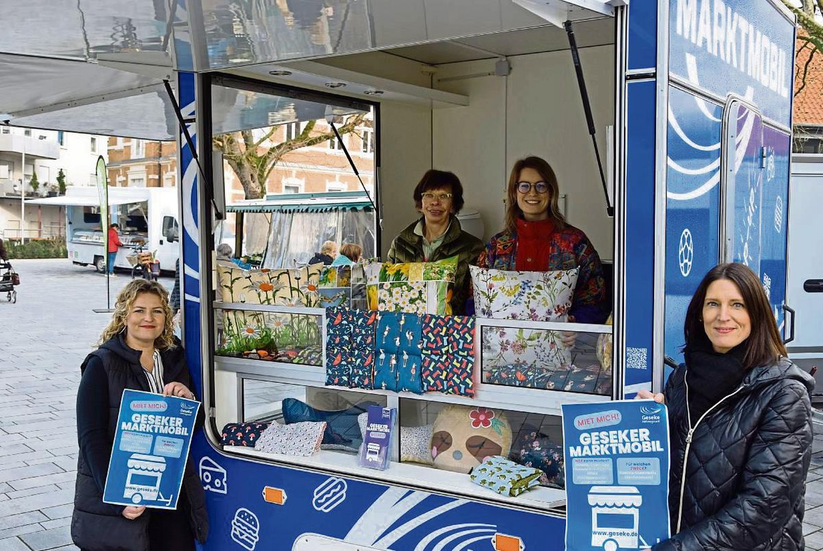 Präsentieren, wie das neue Marktmobil der Stadt Geseke mit Waren aussieht: (v.l.) Julia Arens, Kirsten Schumacher, Beatrix Baumert und Dagmar Hermes. Foto: Kossack