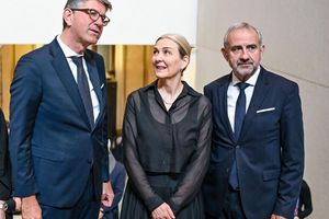 Kulturstaatsminister Wolfram Weimer (l-r), Marion Ackermann und Hermann Parzinger kommen zur Verabschiedung von Parzinger als Präsident der Stiftung Preußischer Kulturbesitz und Amtseinführung seiner Nachfolgerin in das Neue Museum. - Foto: Jens Kalaene/dpa