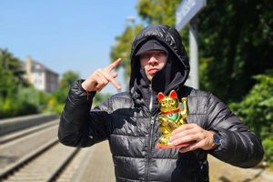 Fjodor Busik will mit Tiktok-Videos Aufmerksamkeit für Ostdeutschland erzeugen. - Foto: Mike Müller/dpa
