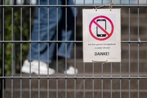 Längst gibt es Schulen mit Handyverbot. Allerdings ist die Situation in den einzelnen Bundesländern unterschiedlich. (Symbolbild) - Foto: Marijan Murat/dpa